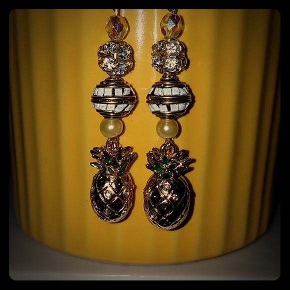 H.M. Welcoming pineapple n gold n crystal EARART - Picture 1 of 5